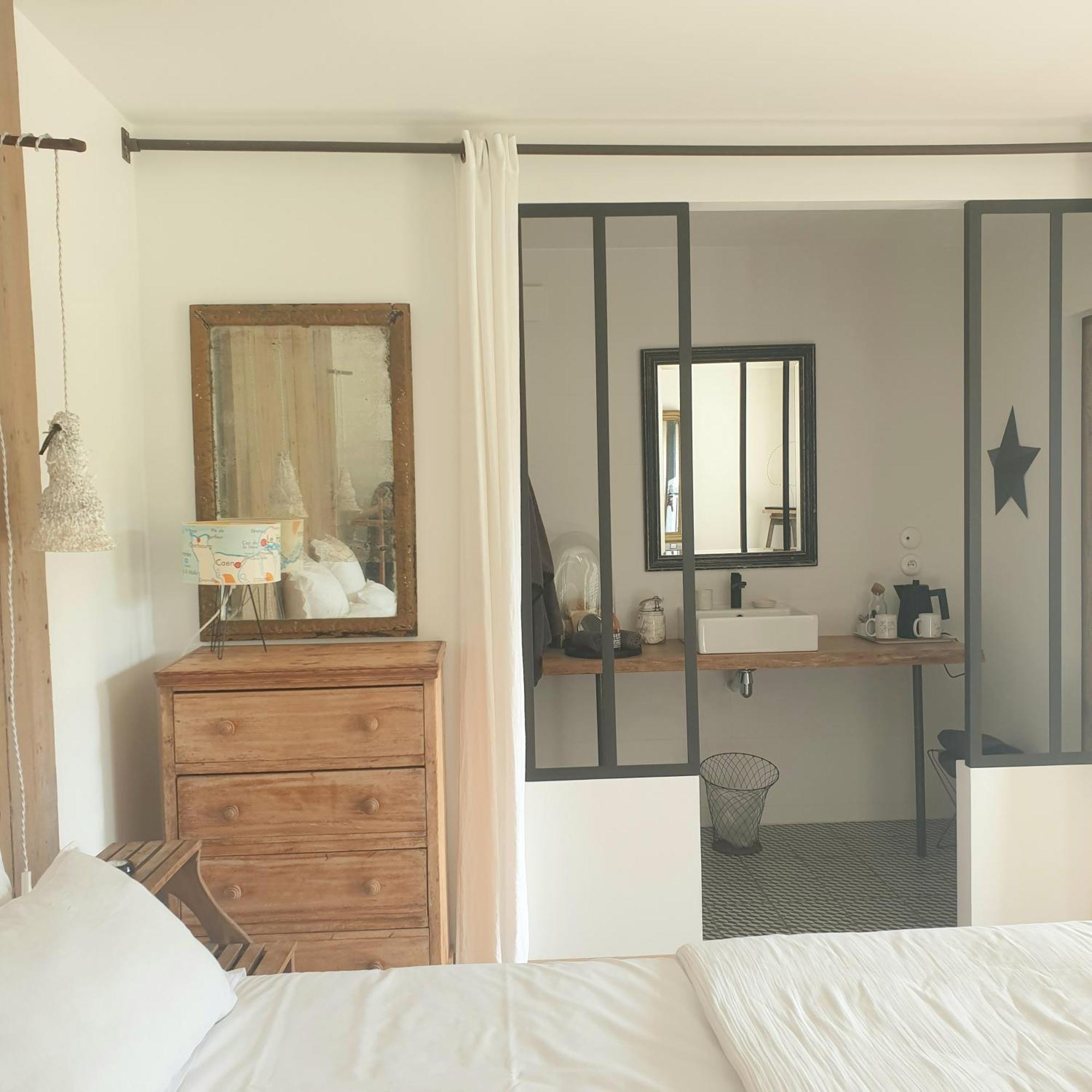 Par Hasard ou pas Bed & Breakfast Saint-Martin-aux-Chartrains Bagian luar foto
